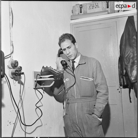 Alger. Les artificiers de la police d'Etat. Un coup de téléphone appelle les artificiers sur un paquet.