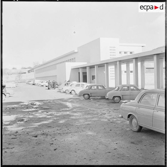 Le lycée de Tlemcen. Parking.