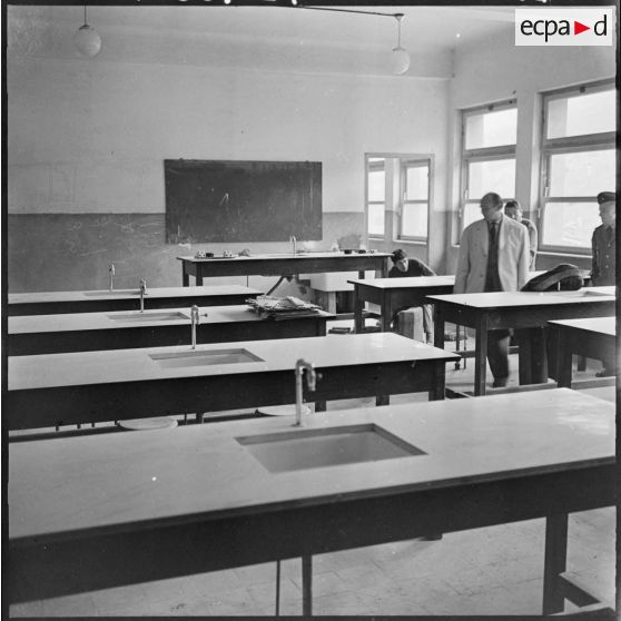 Le lycée de Tlemcen. Salle de classe.