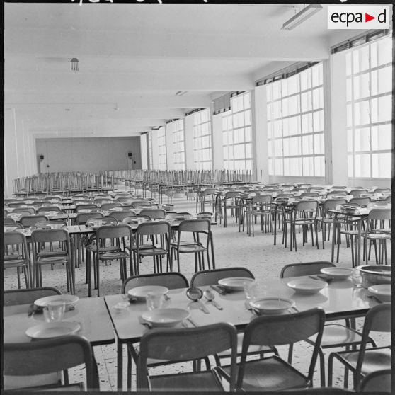 Le lycée de Tlemcen. Réfectoire.