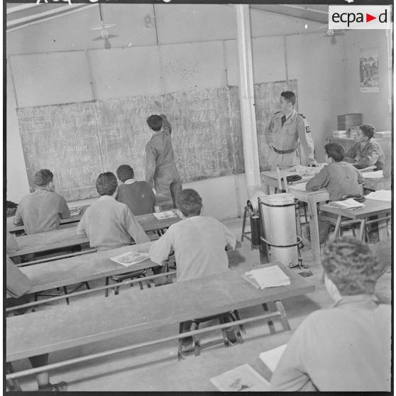 Centre de formation de la Jeunesse algérienne (CFJA) de Nemours. Salle de classe.