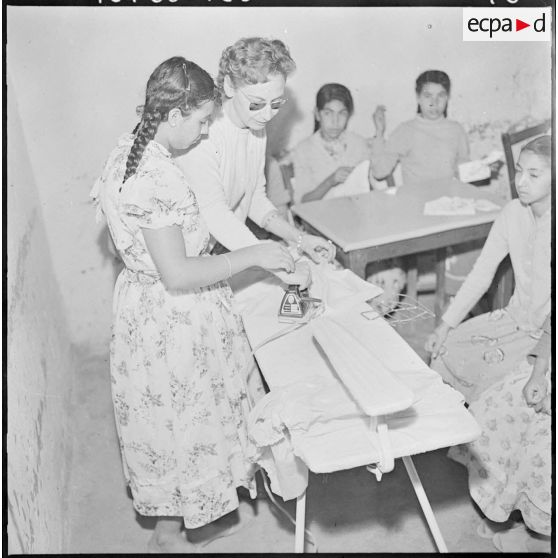 Foyer de jeunes, section filles à Nemours. Cours de repassage.