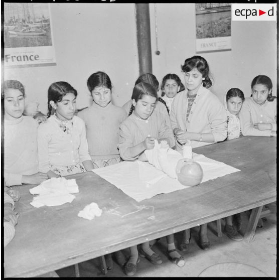 Foyer de jeunes, section filles à Nemours. Cours de puericulture.