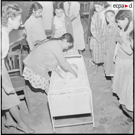 Foyer de jeunes, section filles à Nemours. Cours de puericulture.