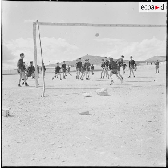 Les jeunes du Centre de formation de la Jeunesse algérienne (CFJA) de Marnia en séance de sport.