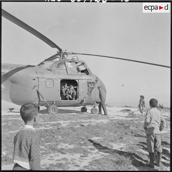 Aide de l'aviation légère de l'armée de Terre (ALAT) et du personnel médical auprès des populations.