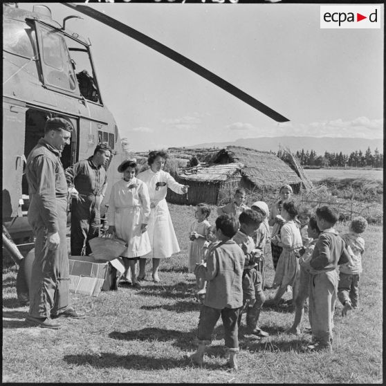 Aide de l'aviation légère de l'armée de Terre (ALAT) et du personnel médical auprès des populations.
