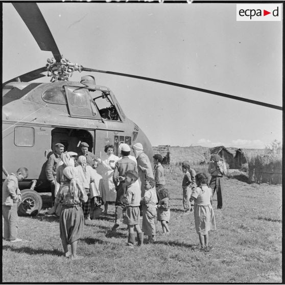 Aide de l'aviation légère de l'armée de Terre (ALAT) et du personnel médical auprès des populations.
