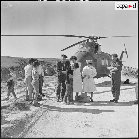 Aide de l'aviation légère de l'armée de Terre (ALAT) et du personnel médical auprès des populations.