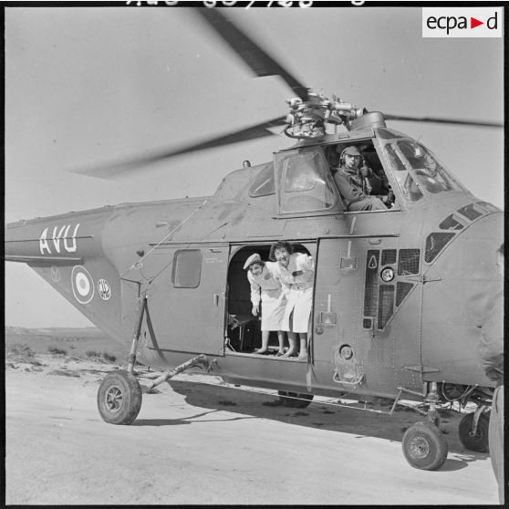 Aide de l'aviation légère de l'armée de Terre (ALAT) et du personnel médical auprès des populations.
