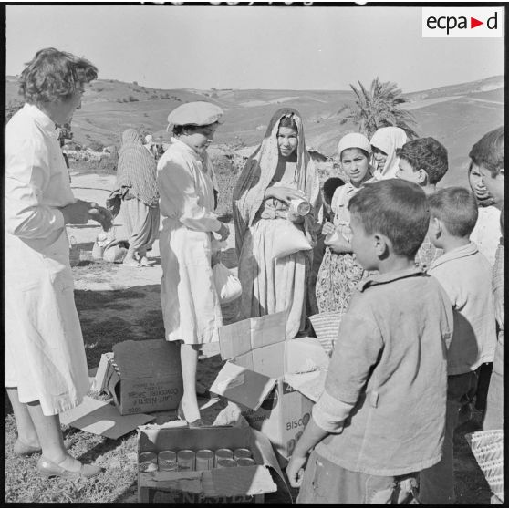 Aide de l'aviation légère de l'armée de Terre (ALAT) et du personnel médical auprès des populations. Distribution de nourriture.