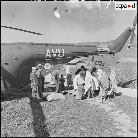 Aide de l'aviation légère de l'armée de Terre (ALAT) et du personnel médical auprès des populations. Distribution de nourriture.