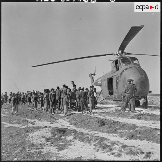 Aide de l'aviation légère de l'armée de Terre (ALAT) et du personnel médical auprès des populations.