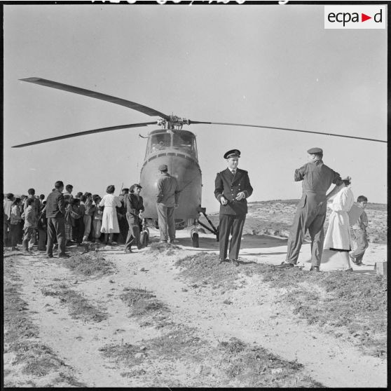 Aide de l'aviation légère de l'armée de Terre (ALAT) et du personnel médical auprès des populations.
