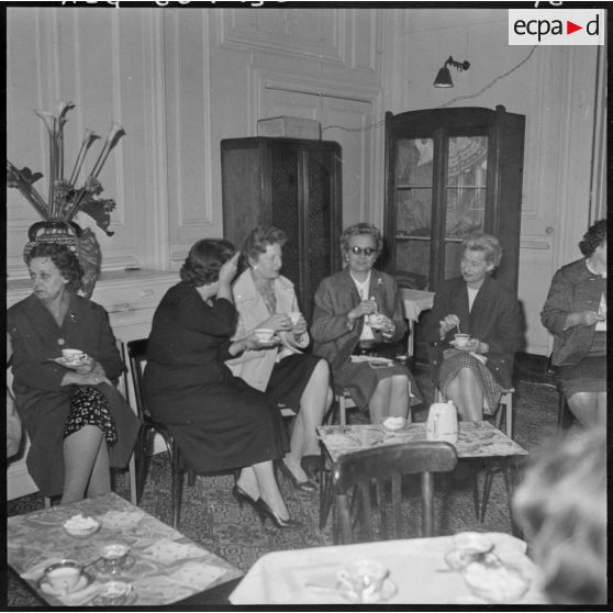 Cercle de l'Amitié féminine à Alger. Départ de madame Godard.