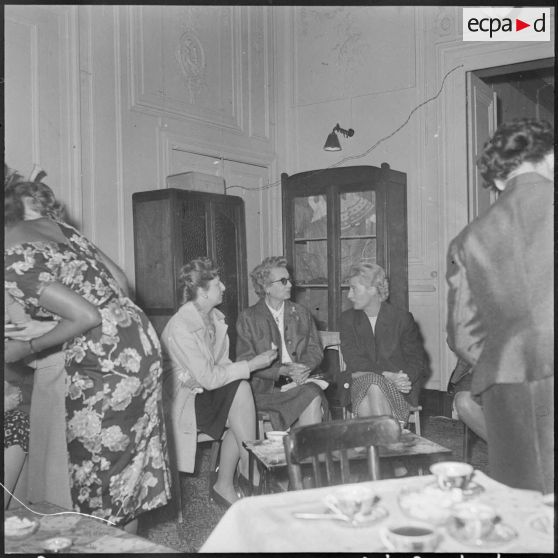 Cercle de l'Amitié féminine à Alger. Départ de madame Godard.