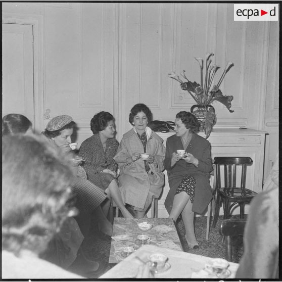 Cercle de l'Amitié féminine à Alger. Départ de madame Godard.