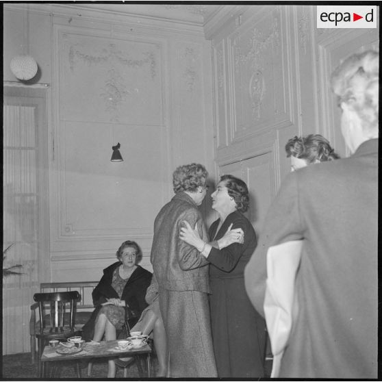 Cercle de l'Amitié féminine à Alger. Départ de madame Godard.