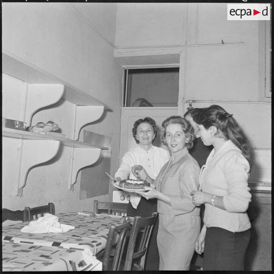 Cercle de l'Amitié féminine à Alger. Départ de madame Godard.