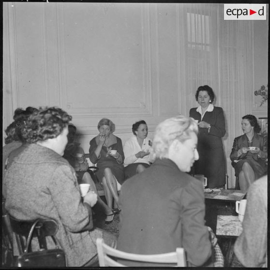 Cercle de l'Amitié féminine à Alger. Départ de madame Godard.