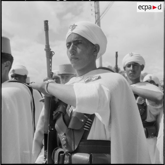 Inauguration de la foire exposition de Colomb-Béchar. Le maghzen saharien rend les honneurs.