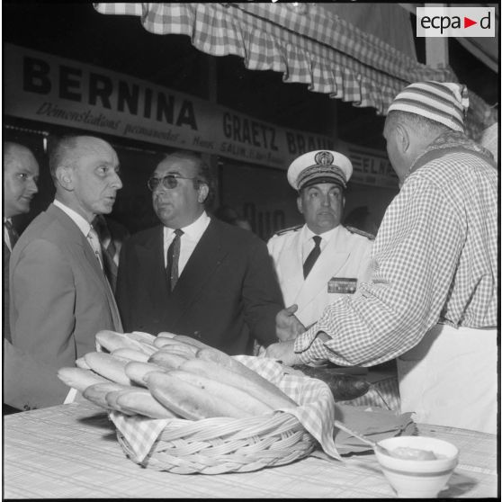 Inauguration de la foire exposition de Colomb-Béchar. Robert Lecourt visite des stands.