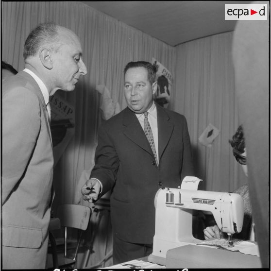 Inauguration de la foire exposition de Colomb-Béchar. Robert Lecourt visite des stands.