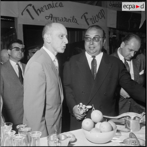 Inauguration de la foire exposition de Colomb-Béchar. Robert Lecourt visite des stands.