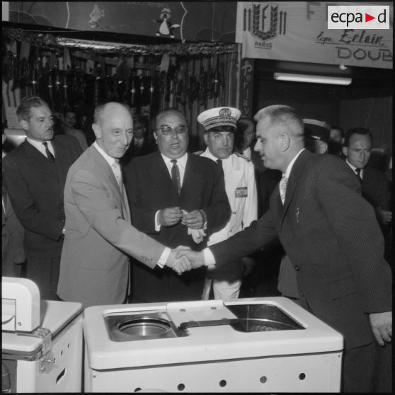 Inauguration de la foire exposition de Colomb-Béchar. Robert Lecourt visite des stands.