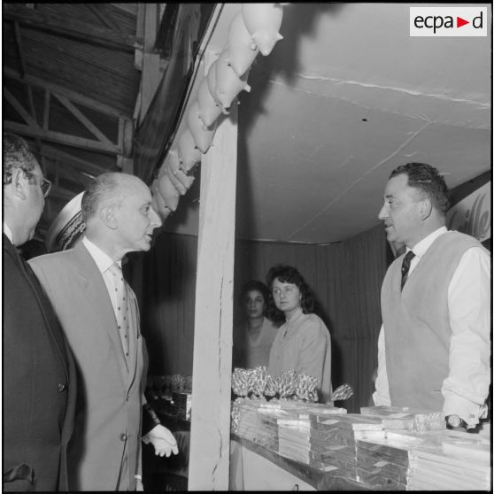 Inauguration de la foire exposition de Colomb-Béchar. Robert Lecourt visite des stands.