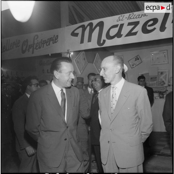 Inauguration de la foire exposition de Colomb-Béchar. Robert Lecourt visite des stands.