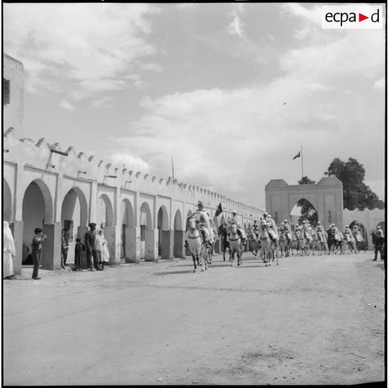 Inauguration de la foire exposition de Colomb-Béchar. Le maghzen saharien rend les honneurs.