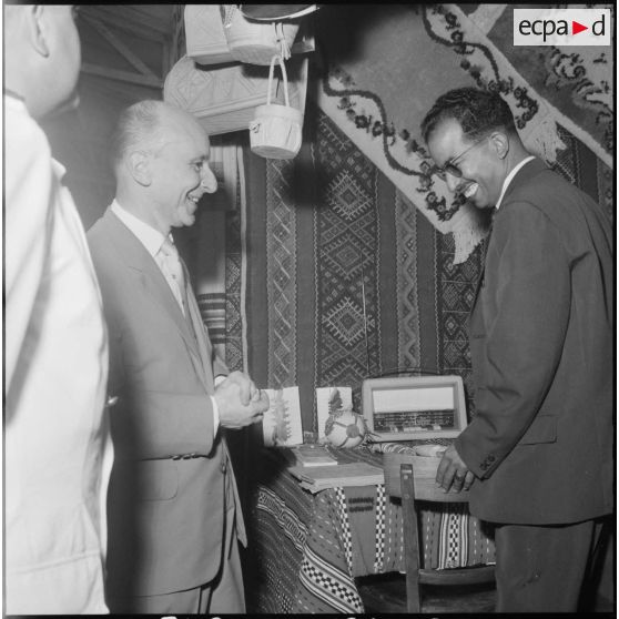 Inauguration de la foire exposition de Colomb-Béchar. Robert Lecourt visite des stands.