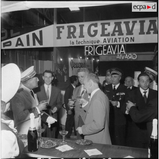 Inauguration de la foire exposition de Colomb-Béchar. Robert Lecourt visite des stands.