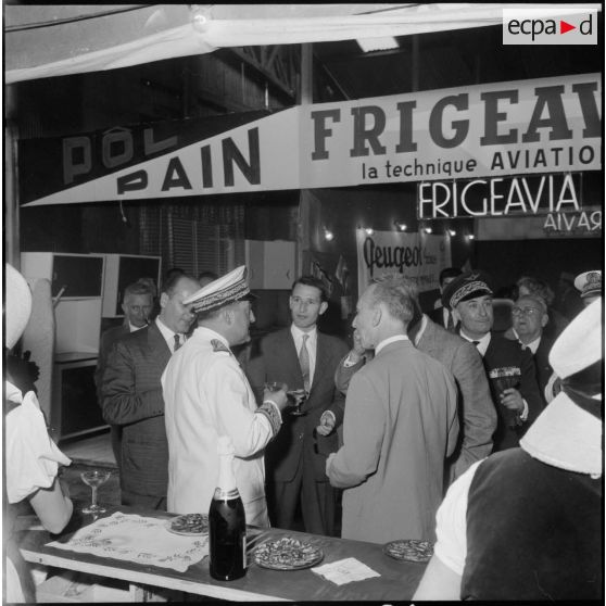 Inauguration de la foire exposition de Colomb-Béchar. Robert Lecourt visite des stands.