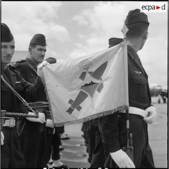 Arrivée de Robert Lecourt à l'aérodrome de Colomb-Béchar pour l'inauguration de la foire exposition.