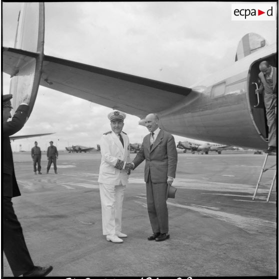 Arrivée de Robert Lecourt à l'aérodrome de Colomb-Béchar pour l'inauguration de la foire exposition.