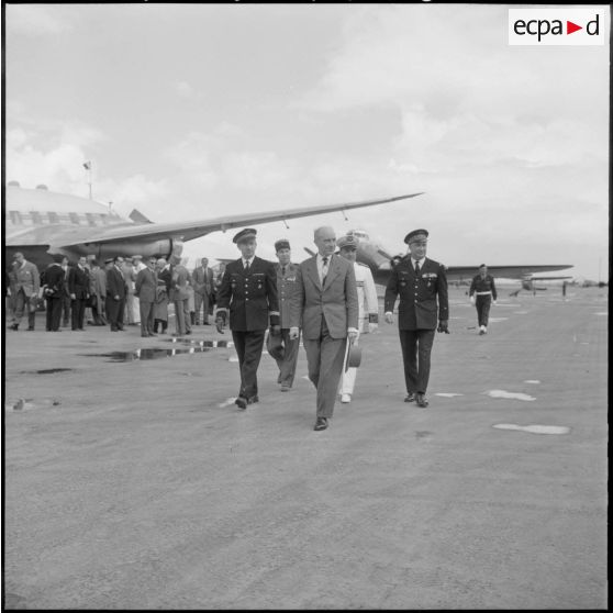 Arrivée de Robert Lecourt à l'aérodrome de Colomb-Béchar pour l'inauguration de la foire exposition.