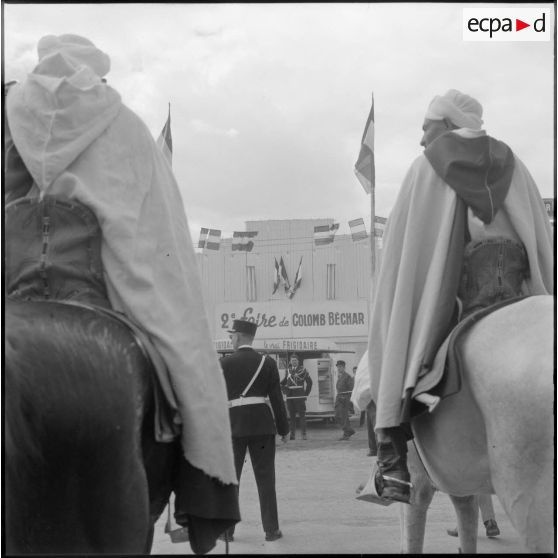 Inauguration de la foire exposition de Colomb-Béchar. Le maghzen saharien rend les honneurs.