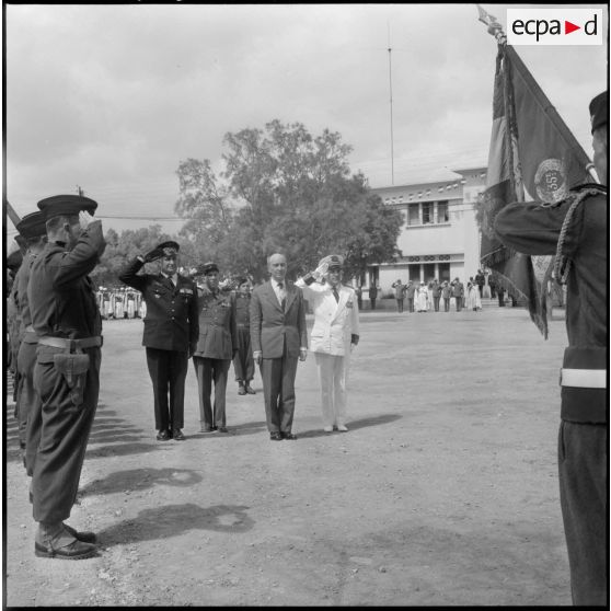 Arrivée de Robert Lecourt à l'aérodrome de Colomb-Béchar pour l'inauguration de la foire exposition.
