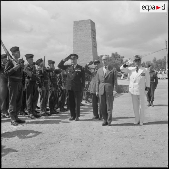 Inauguration de la foire exposition de Colomb-Béchar. Cérémonie au monument aux morts.