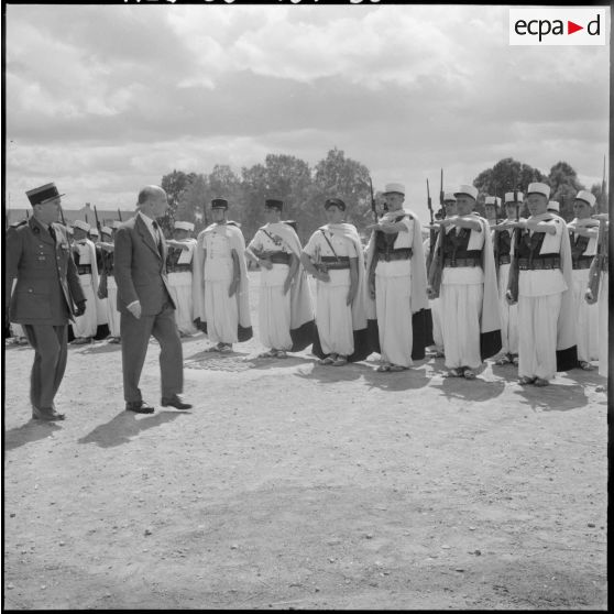 Inauguration de la foire exposition de Colomb-Béchar. Cérémonie au monument aux morts.