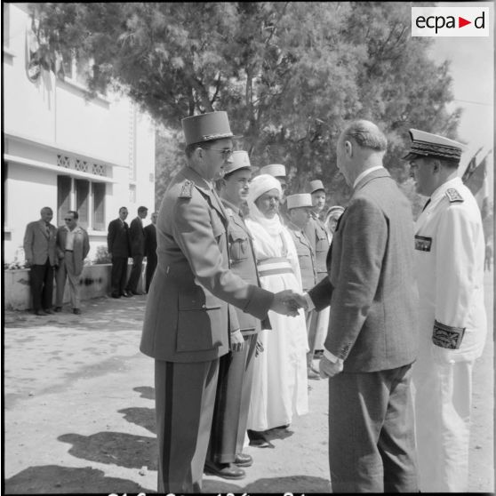 Inauguration de la foire exposition de Colomb-Béchar. Cérémonie au monument aux morts.