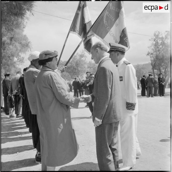 Inauguration de la foire exposition de Colomb-Béchar. Cérémonie au monument aux morts.