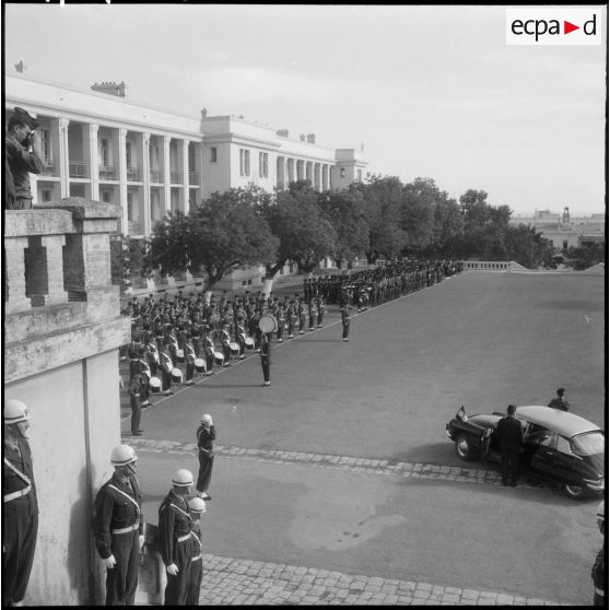 Alger. Caserne d'Orléans. Prise d'armes à l'occasion du départ du colonel Emile Giraud. Vue d'ensemble.