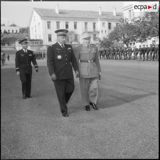 Alger. Caserne d'Orléans. Prise d'armes à l'occasion du départ du colonel Emile Giraud. Le général Challe et le colonel Giraud.