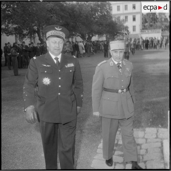 Alger. Caserne d'Orléans. Prise d'armes à l'occasion du départ du colonel Emile Giraud. Le général Challe et le colonel Giraud.
