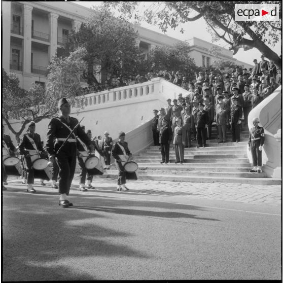 Alger. Caserne d'Orléans. Prise d'armes à l'occasion du départ du colonel Emile Giraud. Le défilé dans l'allée circulaire de la caserne.
