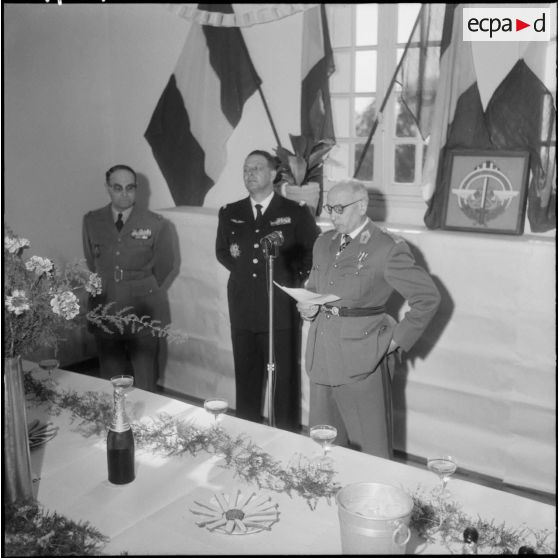 Alger. Caserne d'Orléans. Prise d'armes à l'occasion du départ du colonel Emile Giraud. Il remercie ses anciens collaborateurs.