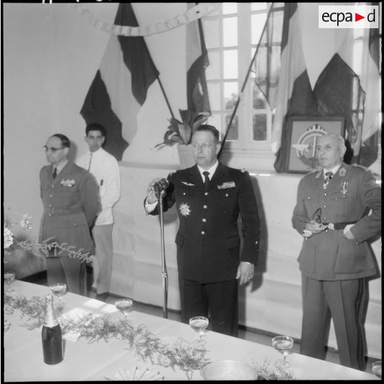 Alger. Caserne d'Orléans. Prise d'armes à l'occasion du départ du colonel Emile Giraud. Discours du général Challe.